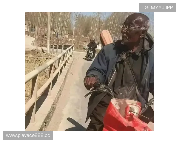 大爷围观钓鱼吸烟不慎引燃枯草引发小范围火情警示安全意识需提升警觉